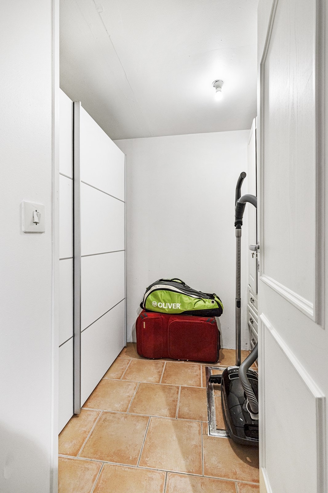 Bod i underetasjen med gode oppbevaringsmuligheter. Galleribilde