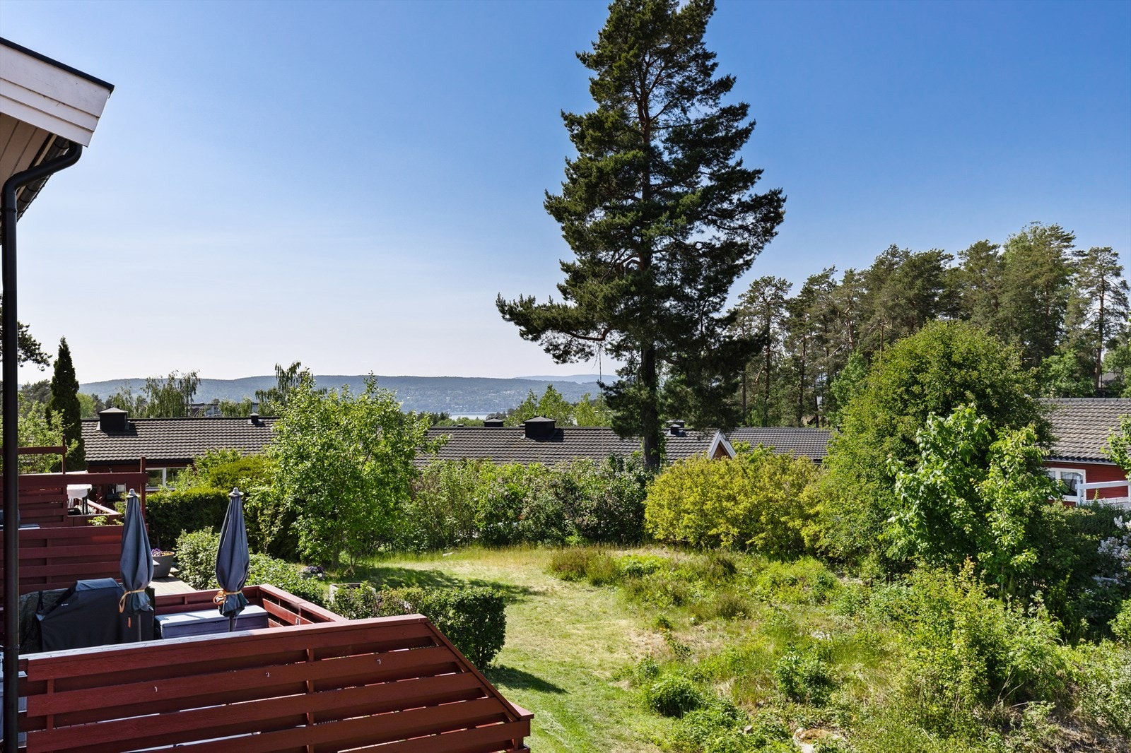 Dette er en romslig halvpart av tomannsbolig med svært barnevennlig beliggenhet og stort potensial. Boligen ligger høyt og fritt, og du finner flere flotte utsiktspunkter i nærområdet. Galleribilde