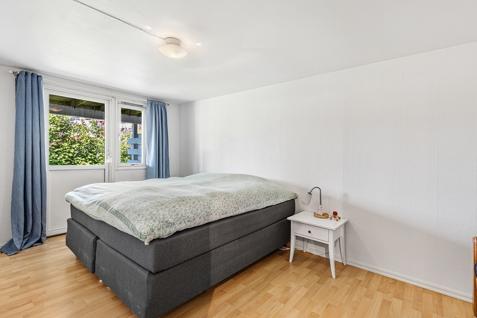 Hovedsoverom av god størrelse og plass til stor dobbeltseng med tilhørende møblement. Galleribilde