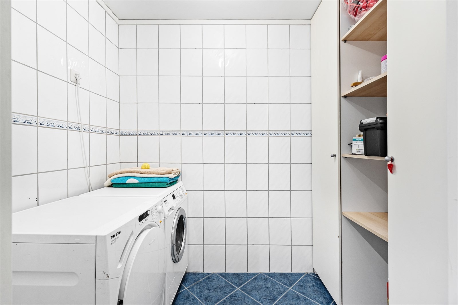 Praktisk flislagt vaskerom i tilknytning til entré. Galleribilde
