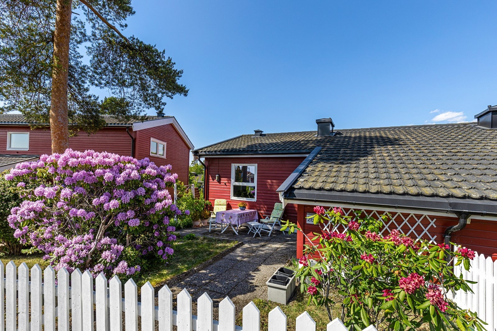 Koselig sydvendt uteområde ved entré. Galleribilde