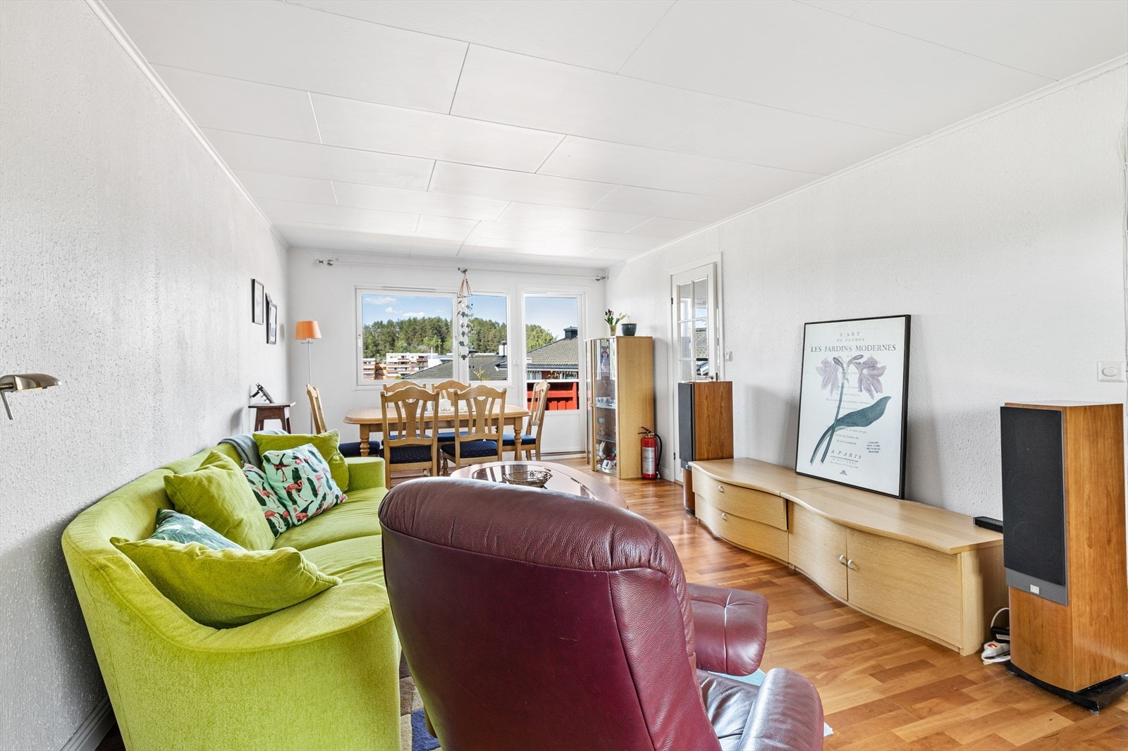 Fra stuen er det utgang til stor nordvendt balkong. Galleribilde