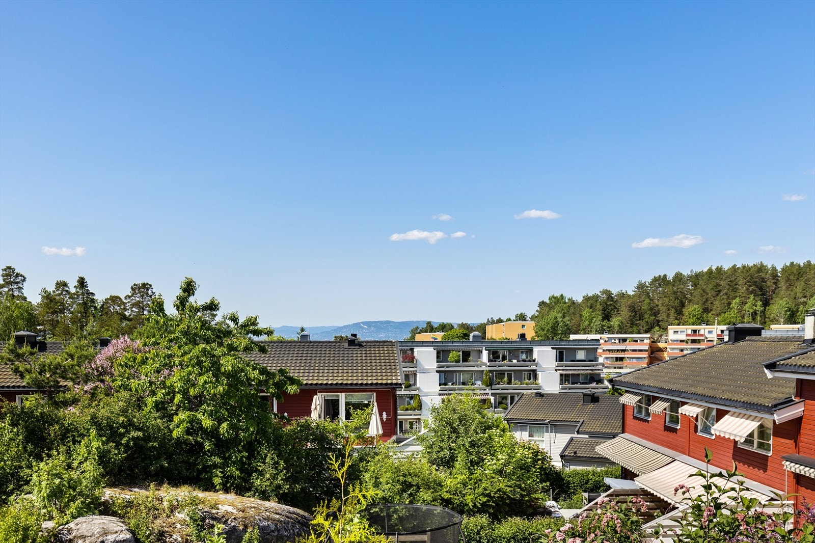 Utsikt fra verandaen (fotografen har zoomet inn). Galleribilde