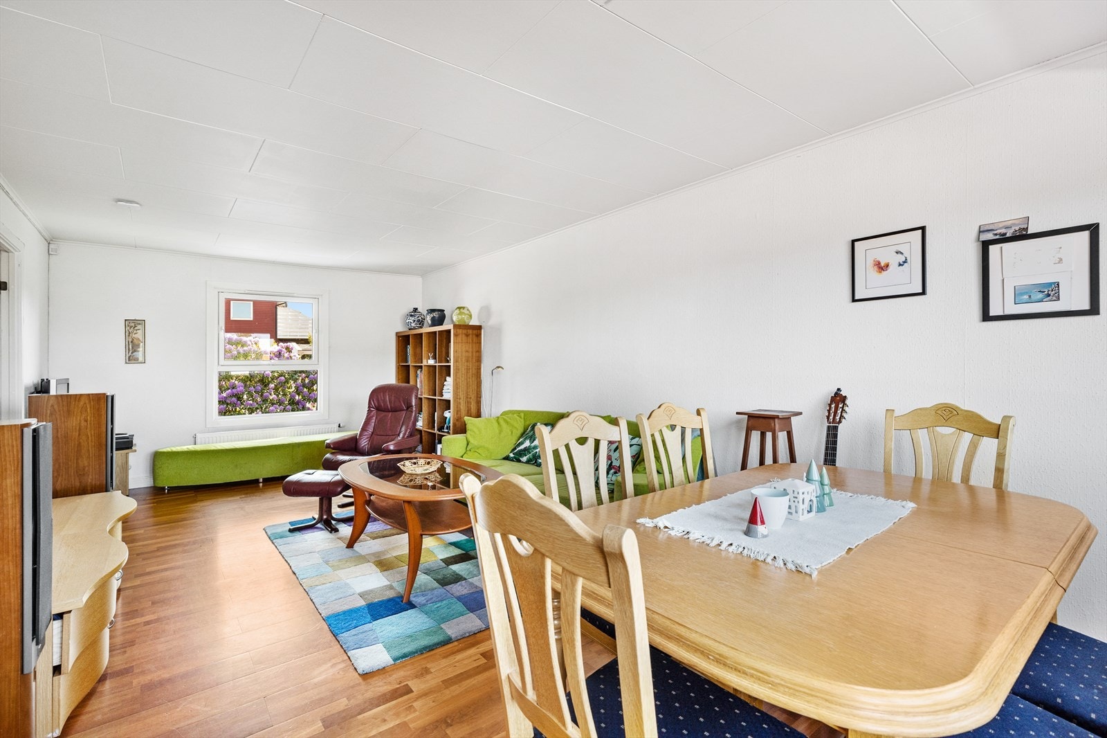 Stuen har god plass til sofa, mediemøbler og spisegruppe, og lysinnslipp fra to sider. Galleribilde