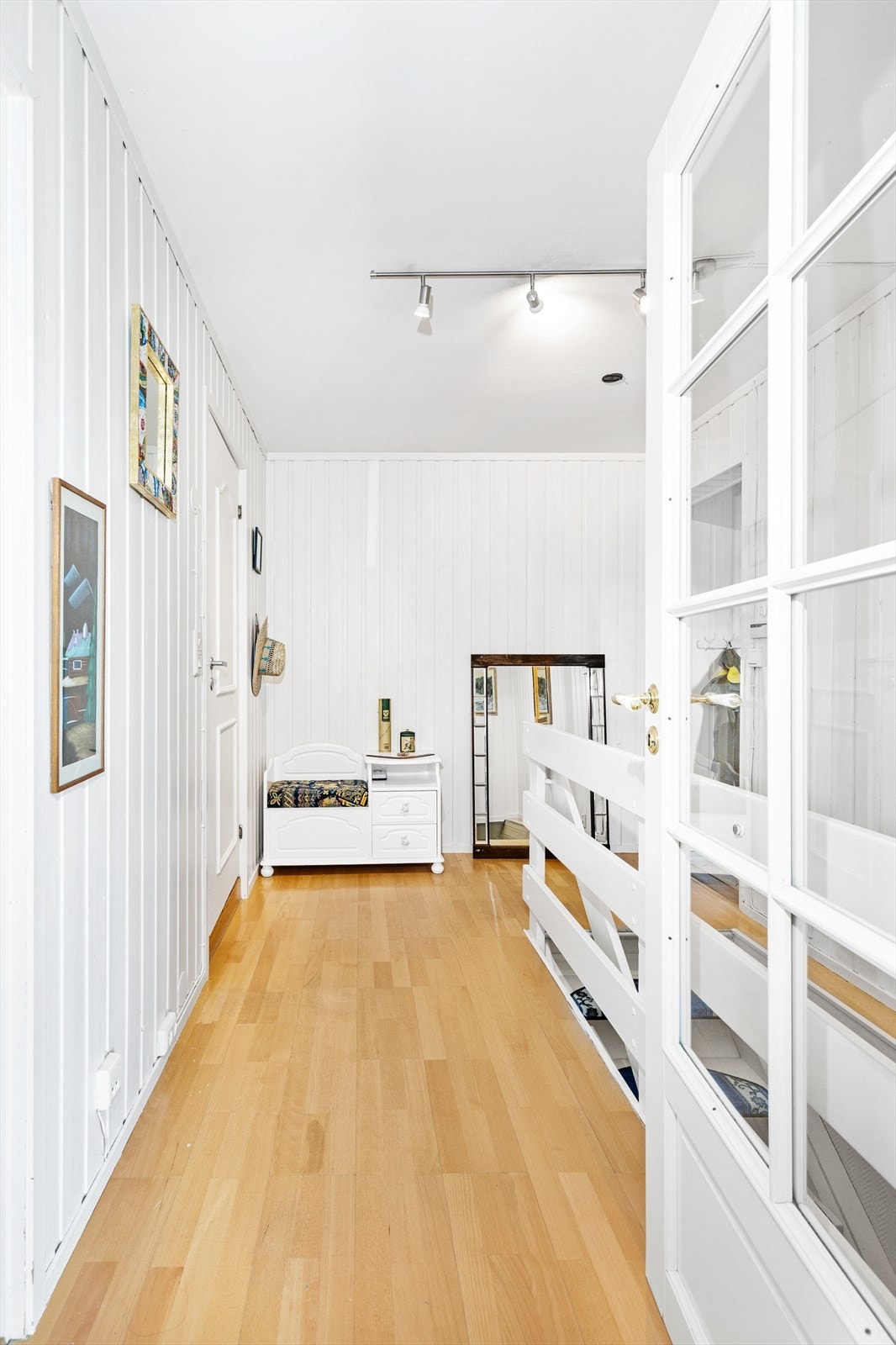 Entré/gang med trapp ned til underetasjen. Galleribilde