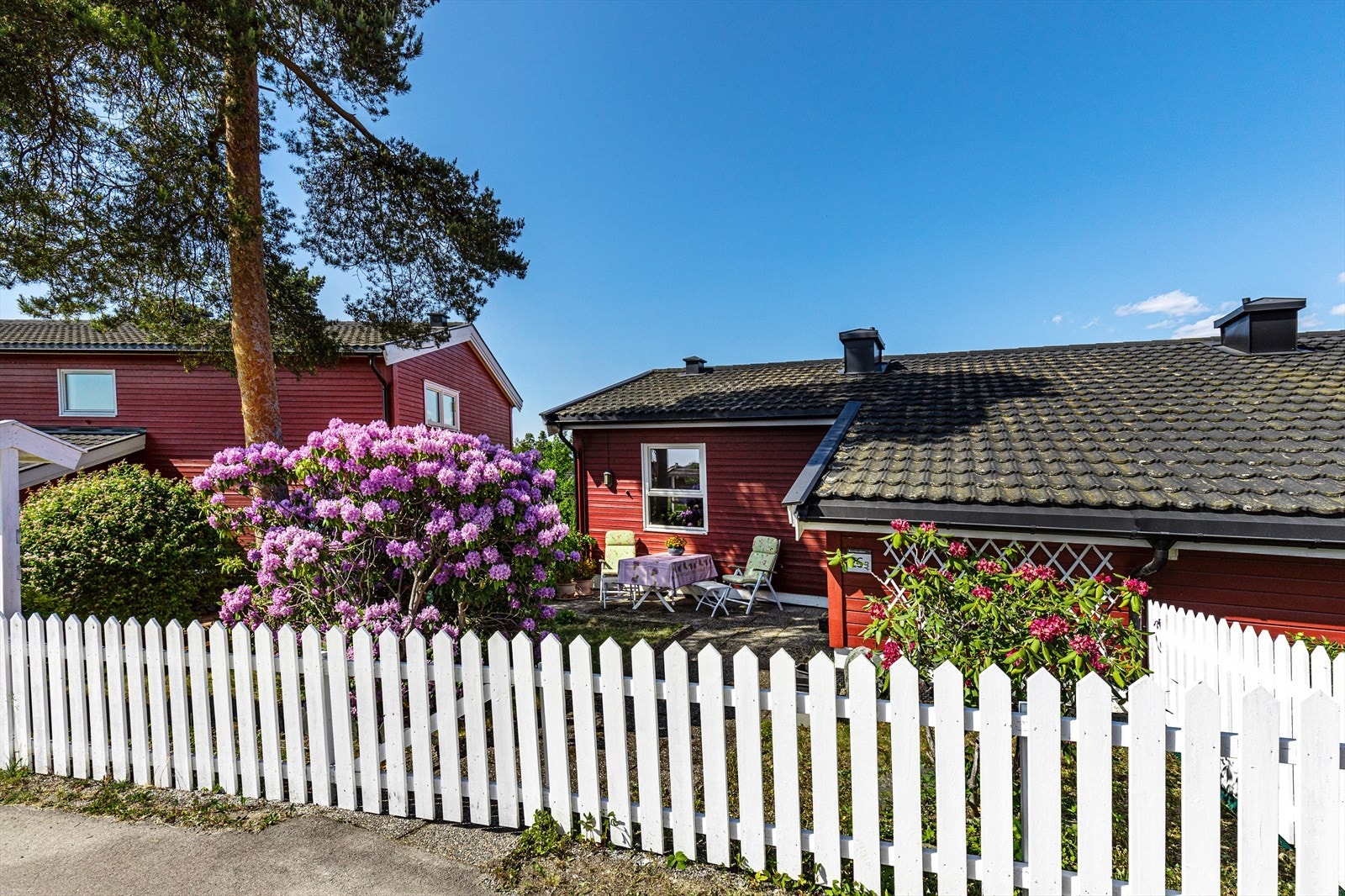 Velkommen til Ravnkroken 26B - en halvpart av tomannsbolig med moderniseringsbehov og store uteplasser med gode solforhold. Galleribilde