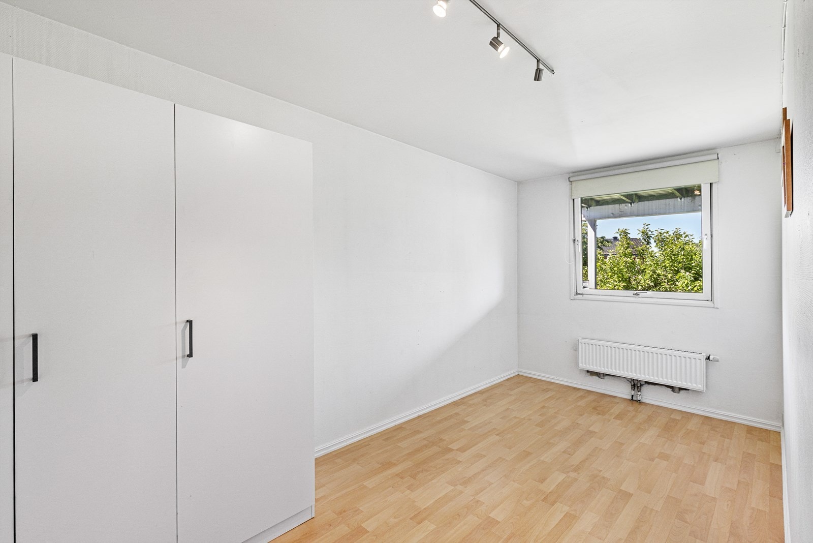 Soverom 2 med garderobeskap og plass til seng og tilhørende møblement. Galleribilde