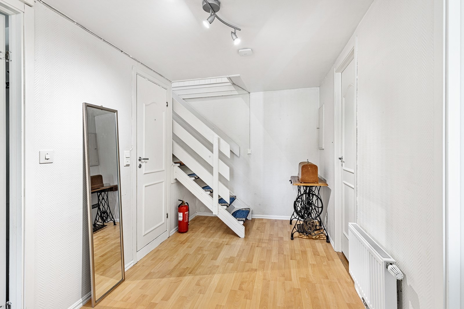 Boligens underetasje er bestående av bad, 3 soverom, samt en bod. Galleribilde