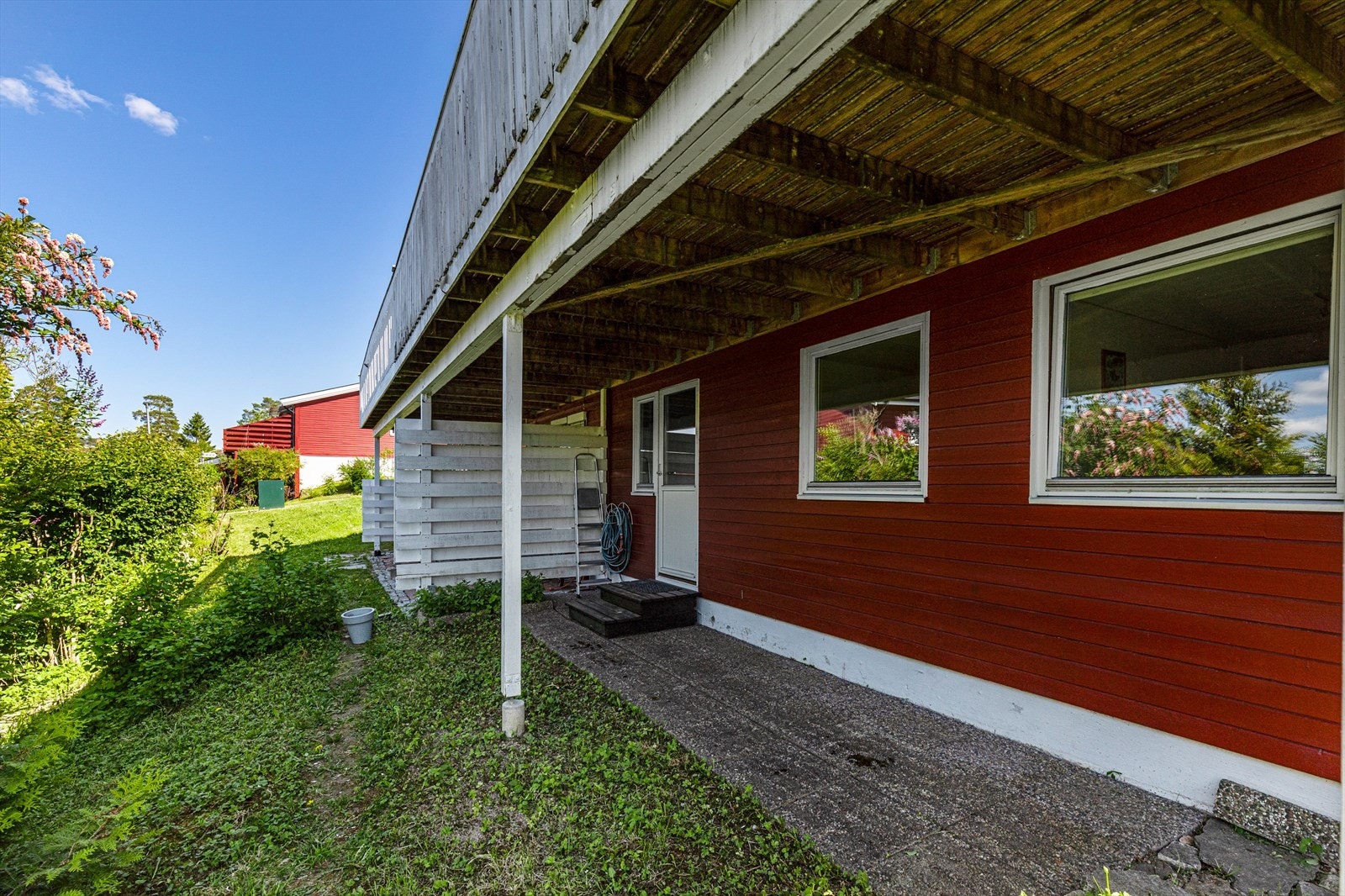 Utgang til hagen fra hovedsoverommet i underetasjen. Galleribilde