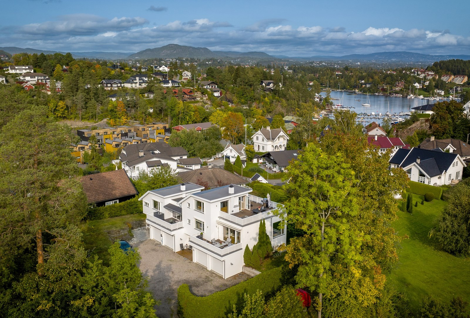 Drømmer du om solrik takterrasse med sjøutsikt på toppen av Landøya? Sjekk ut denne! God standard. Fin hage. Dobbelgar.