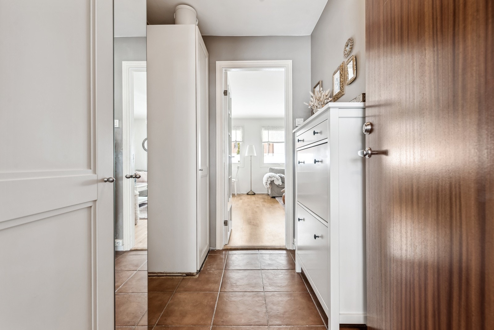 Entreén er et godt rom til å ønske venner og familie velkommen. Dør calling. Ny brannsikker ytterdør fra 2019. Galleribilde