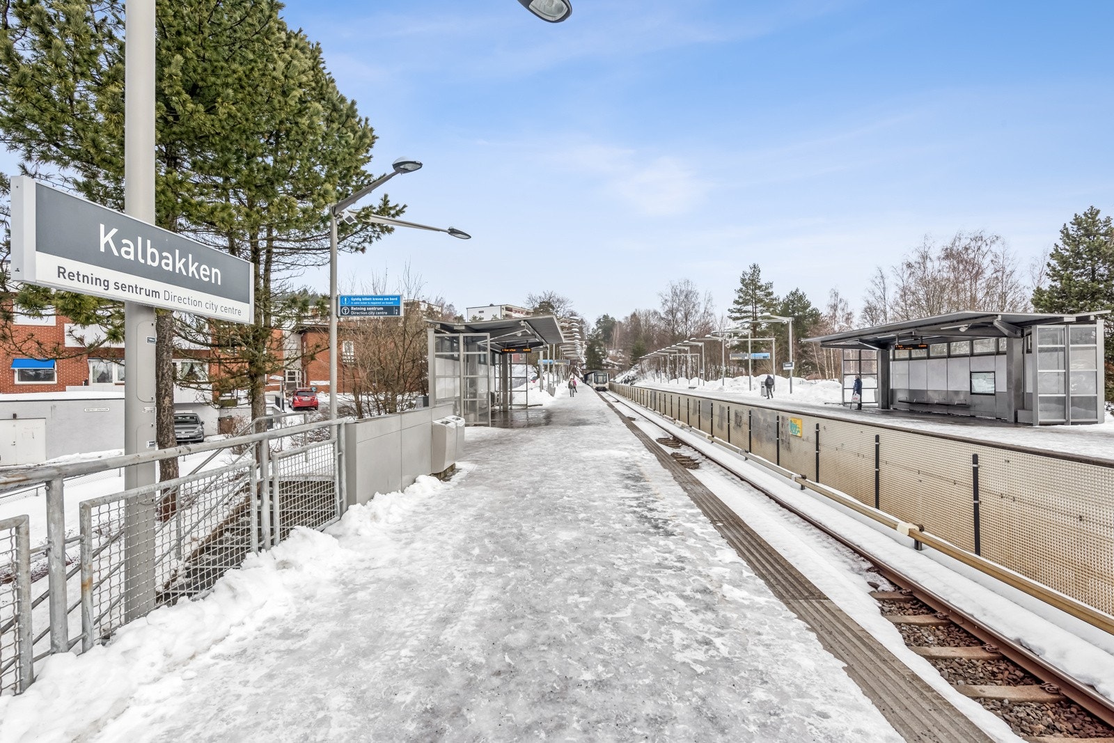 Vi har kort vei til flere muligheter av off.komm., både t-bane og busser, nattbuss, flybuss, buss til Nittedal og til Oslo sentrum. Galleribilde