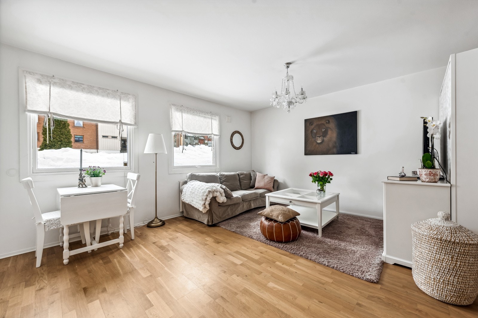 Bo godt på Rødtvet/Kalbakken. Flytt rett inn i en stemningsfull og varm leilighet med arealeffektiv planløsning. Galleribilde