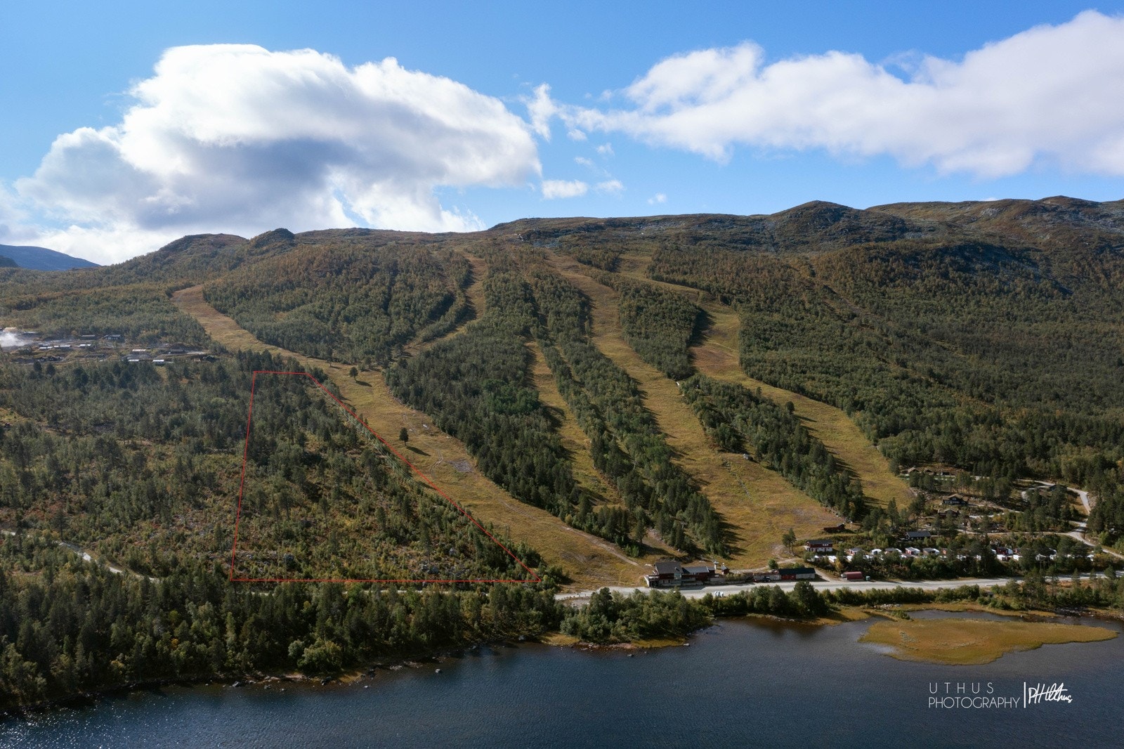 Lokal Eiendomsmegler MNEF/Økonom Ådne Holestøl Hognerud har gleden av å vise frem vakre Sudndalen og Hallingskarvet! Området ca. markert. Avvik vil forekomme. Galleribilde
