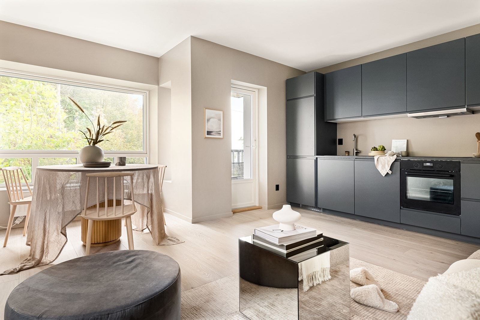 - En rålekker og nyoppusset leilighet, med stilsikre materialvalg og nydelige detaljer - Galleribilde