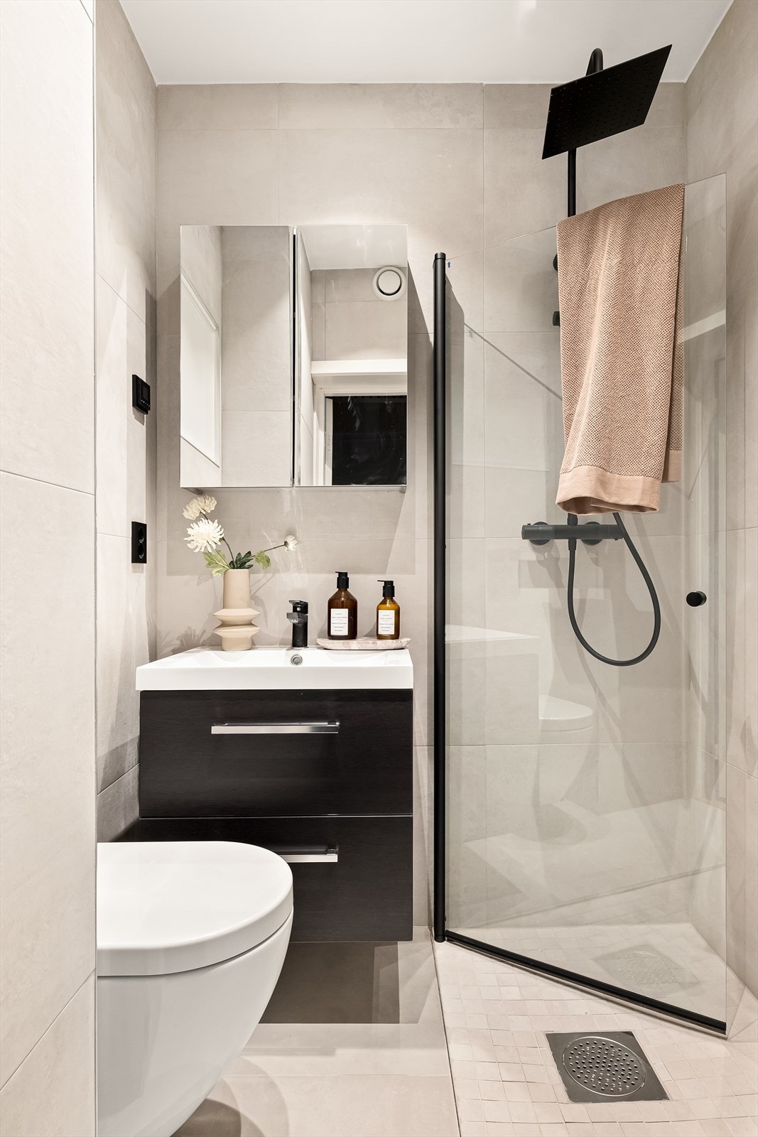 - Lekkert helfliset bad med innfelte downlights i himling, og fasiliteter som regndusj med glassvegg, varme i gulv og vegghengt toalett - Galleribilde