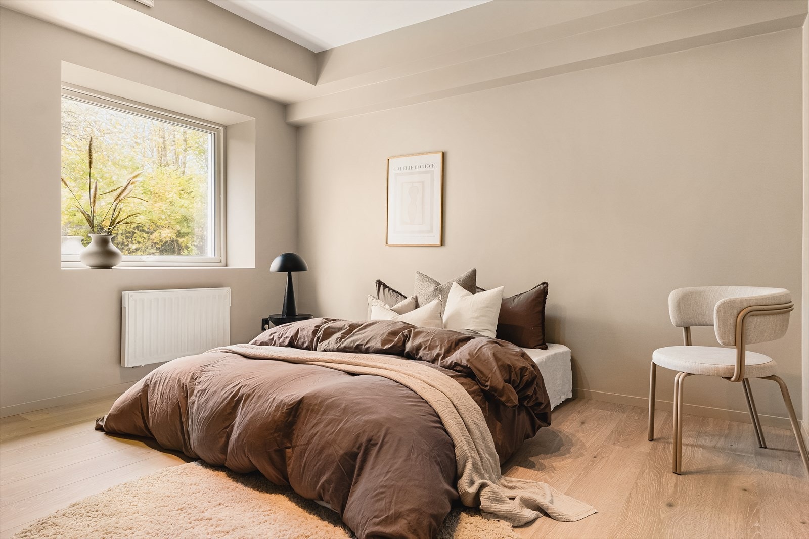 - Hovedsoverommet er av god størrelse med god plass til dobbeltseng, garderobeskap og øvrige møblement - Galleribilde