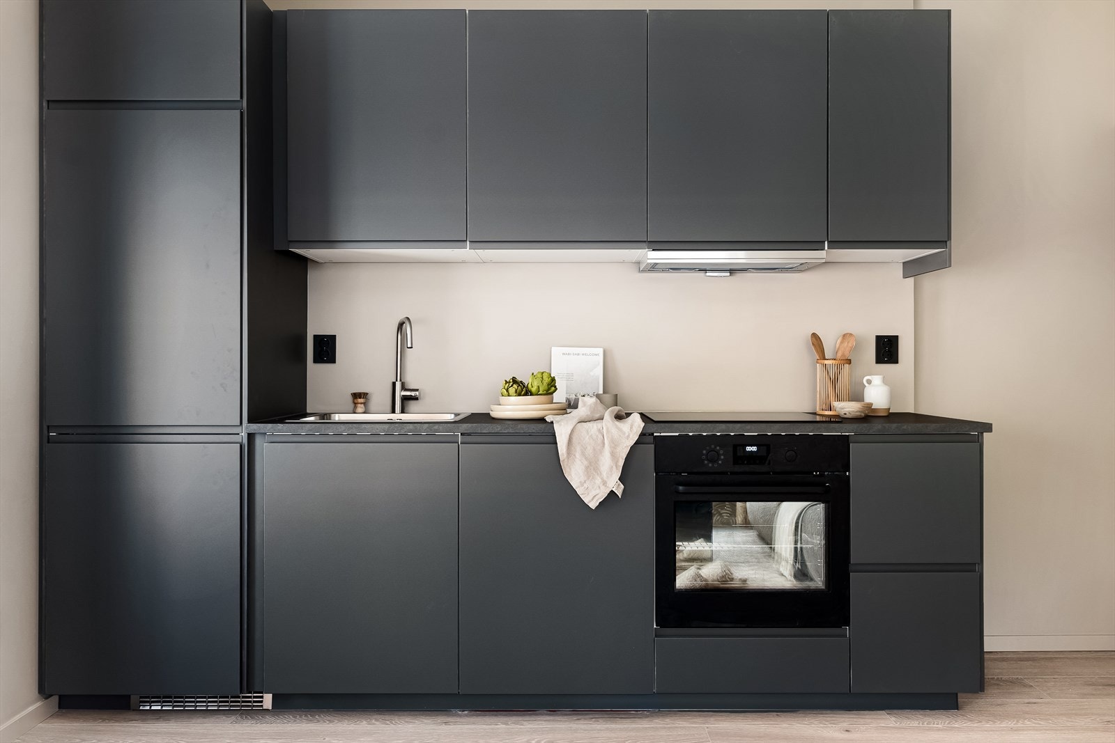 - Et komplett kjøkken med helintegrerte, medfølgende hvitevarer - Galleribilde