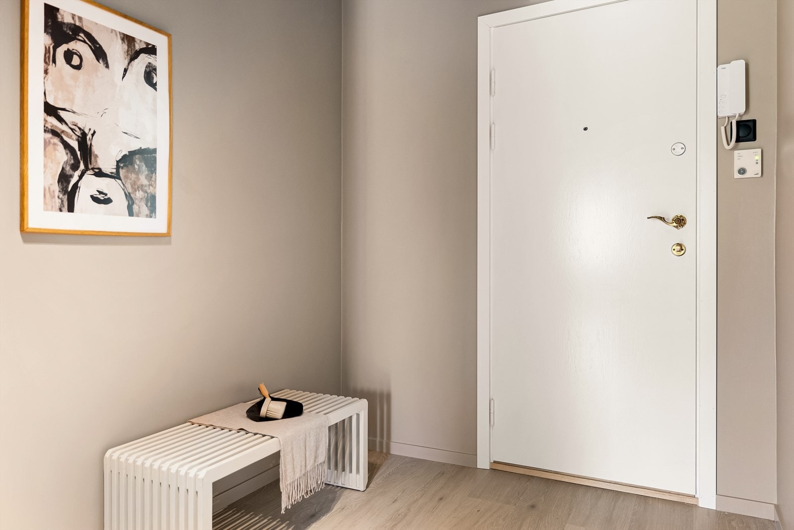 - Velkommen inn i en innbydende entré/gang på 7,7 m² med plass til å henge fra deg yttertøy og sko - Galleribilde