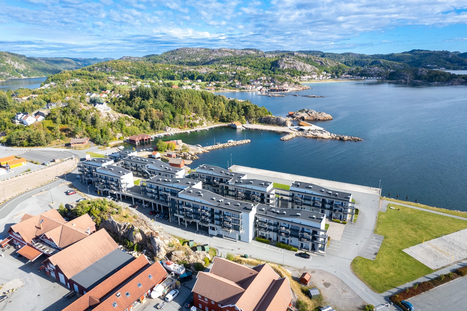 Du kan også finne flotte turstier og sandstrender like ved Galleribilde