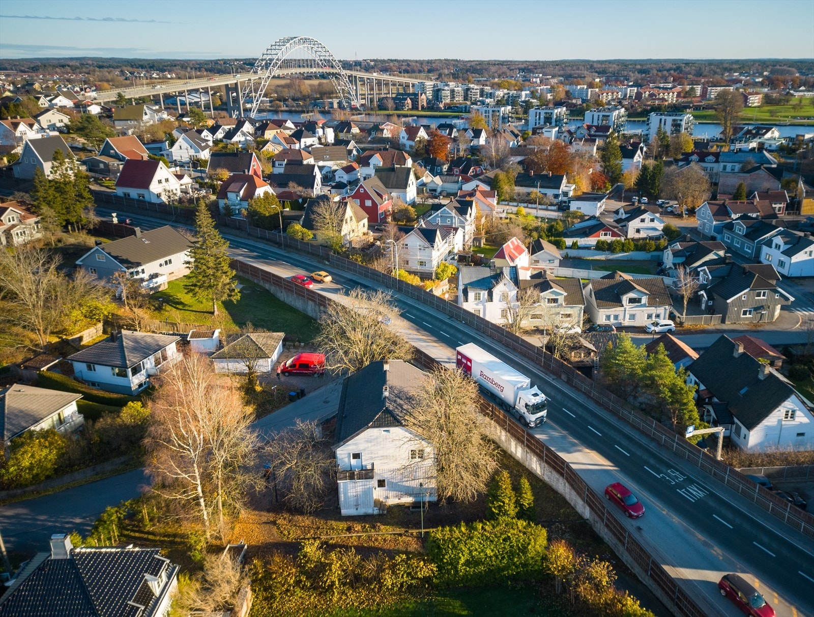 Den leies i dag ut som bokollektiv med ti soverom fordelt på tre etasjer. Galleribilde