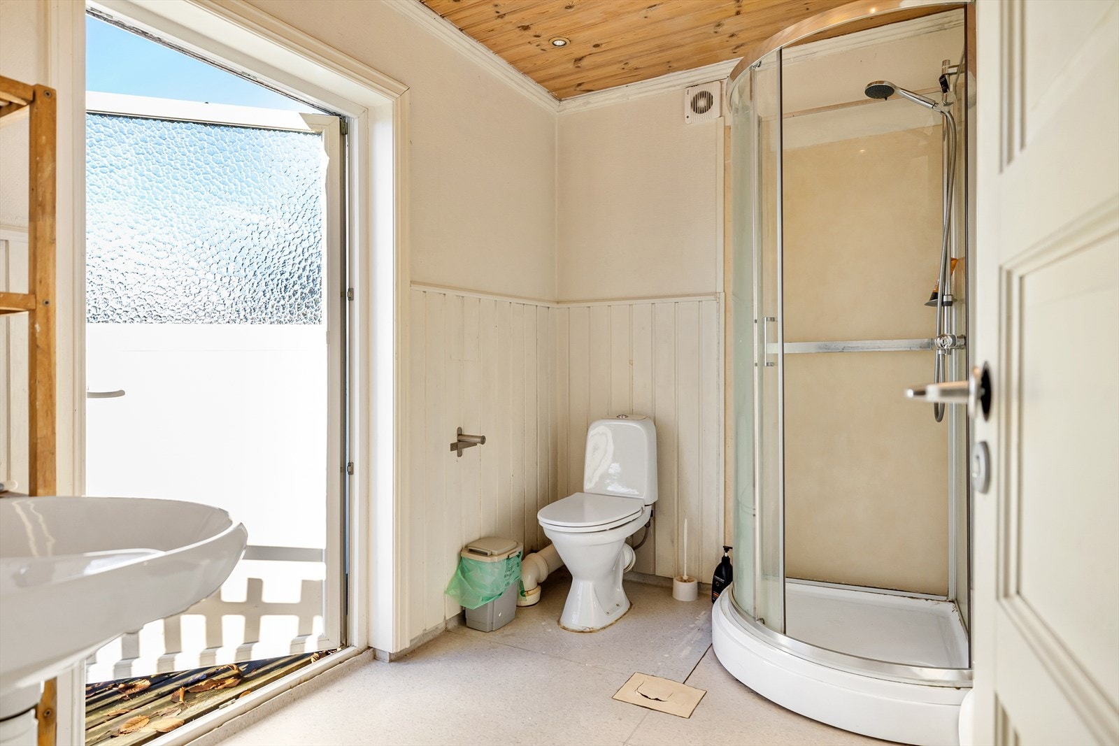 Det er to bad i 2. etasje og ett i kjelleren. Galleribilde