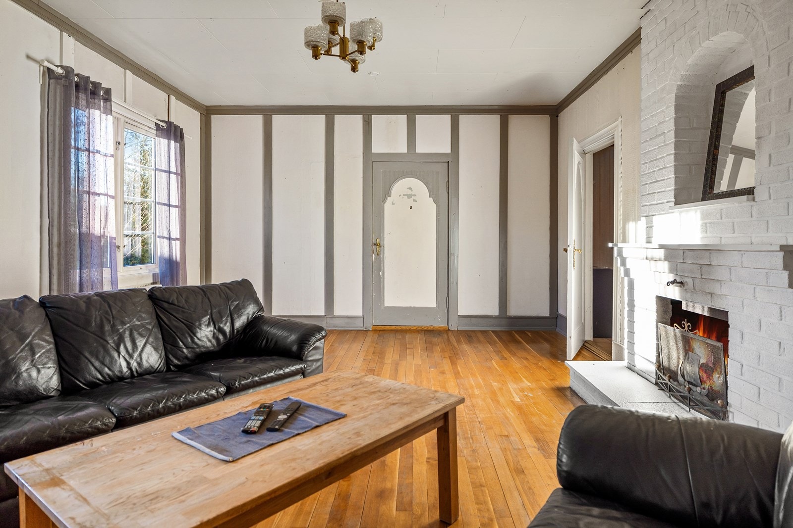 Stuen har en flott oppmurt peis. Det er i tillegg oppvarming med bio-olje via radiatorer i store deler av huset. Galleribilde