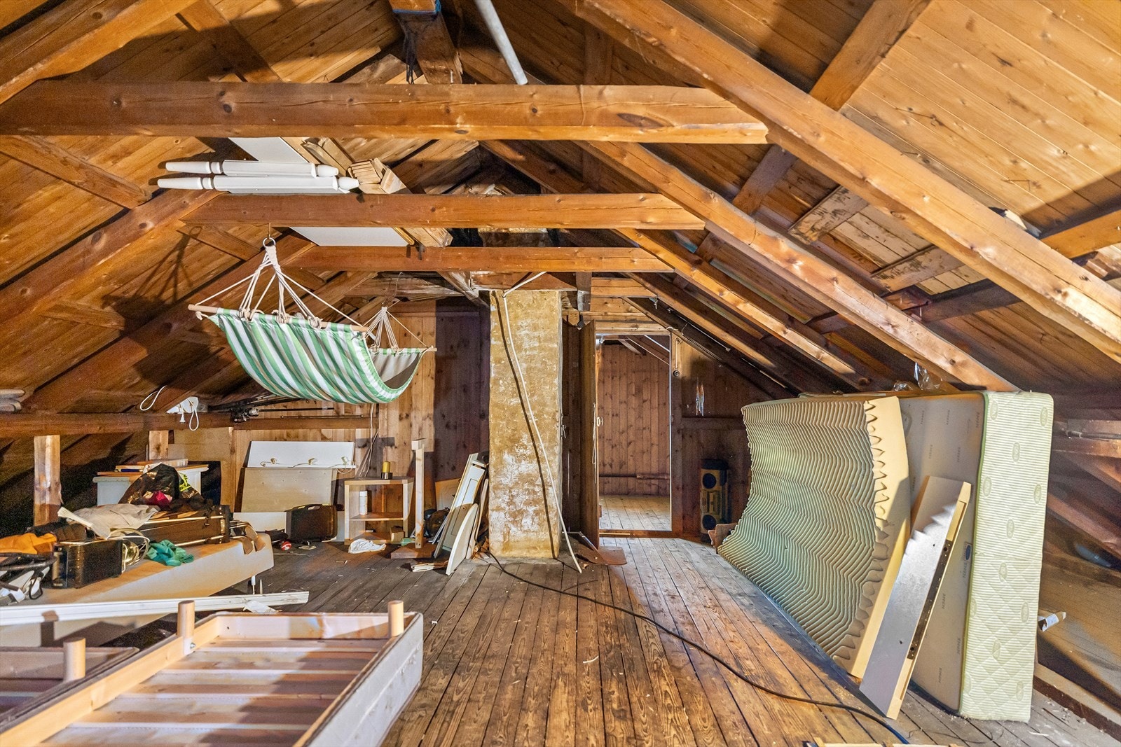 Loftet er stort, med potensiale. Galleribilde