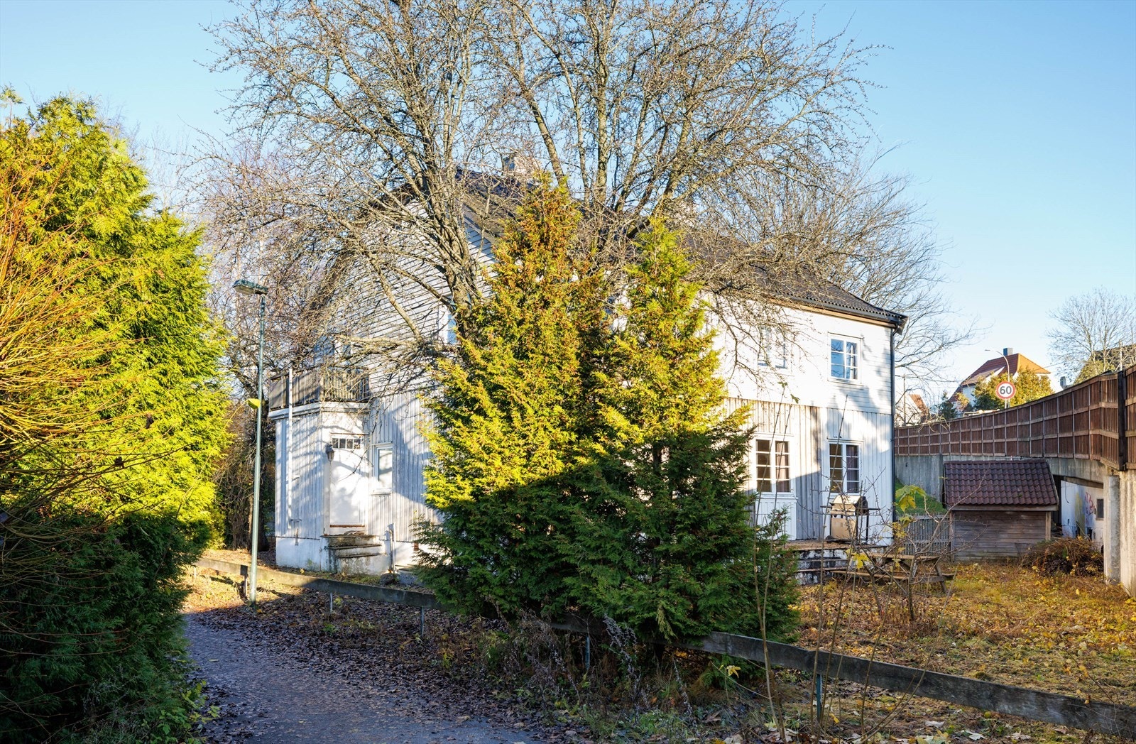 Førsteinntrykket er en litt slitt bolig, som forventet etter årevis med utleie. Galleribilde