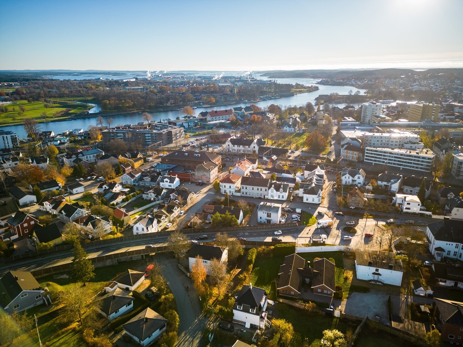 Rektor Østbyes gate 11 ligger i området Bydalen i østre del av Fredrikstad sentrum, ca 600 m unna bykjernen. Galleribilde