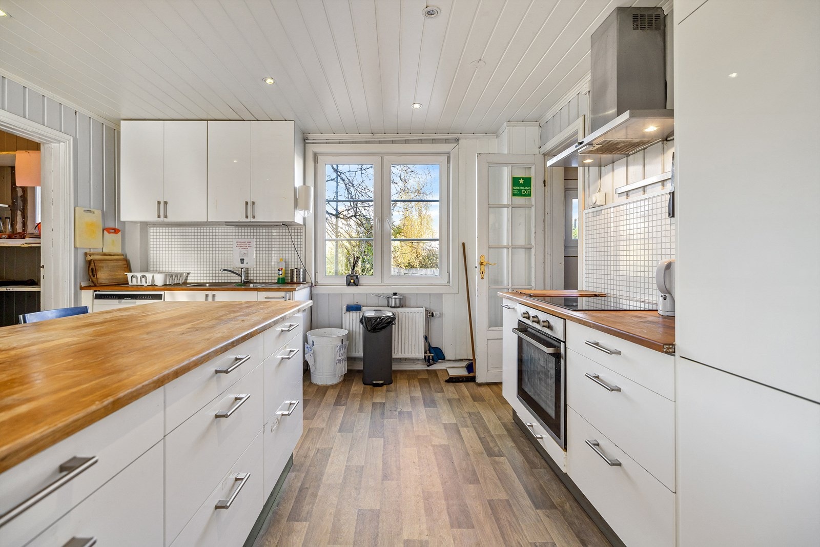 IKEA-kjøkkenet fra 2011 er pent og funksjonelt med heltre benkeplater og en flott kjøkken-øy. Galleribilde