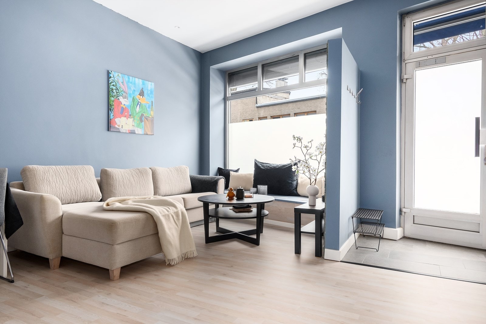 Stue med god plass til sofagruppe Galleribilde