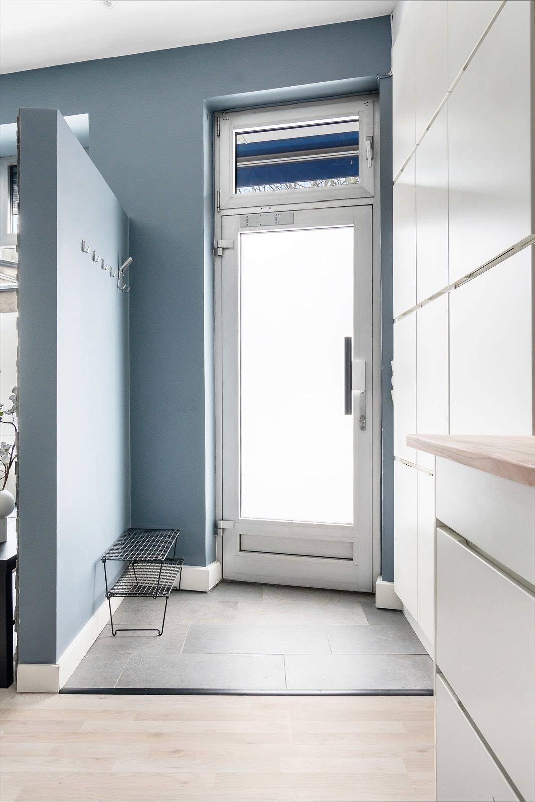 Lys og innbydende entre med godt av oppbevaringsplass. Galleribilde