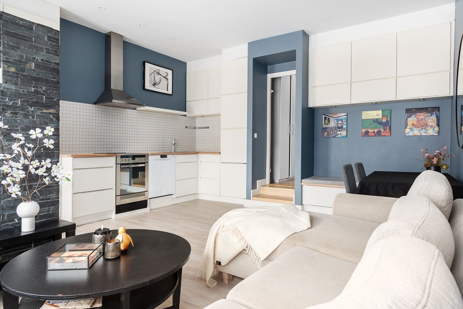 Stuen er lys og åpen og har et moderne fargevalg på veggene. Galleribilde