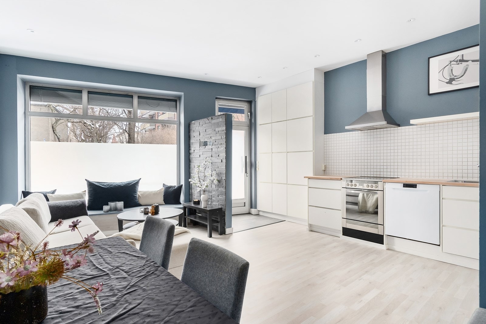 Stuen har en åpen stue/kjøkken løsning med plass til både sofa seksjon og spisebord. Galleribilde