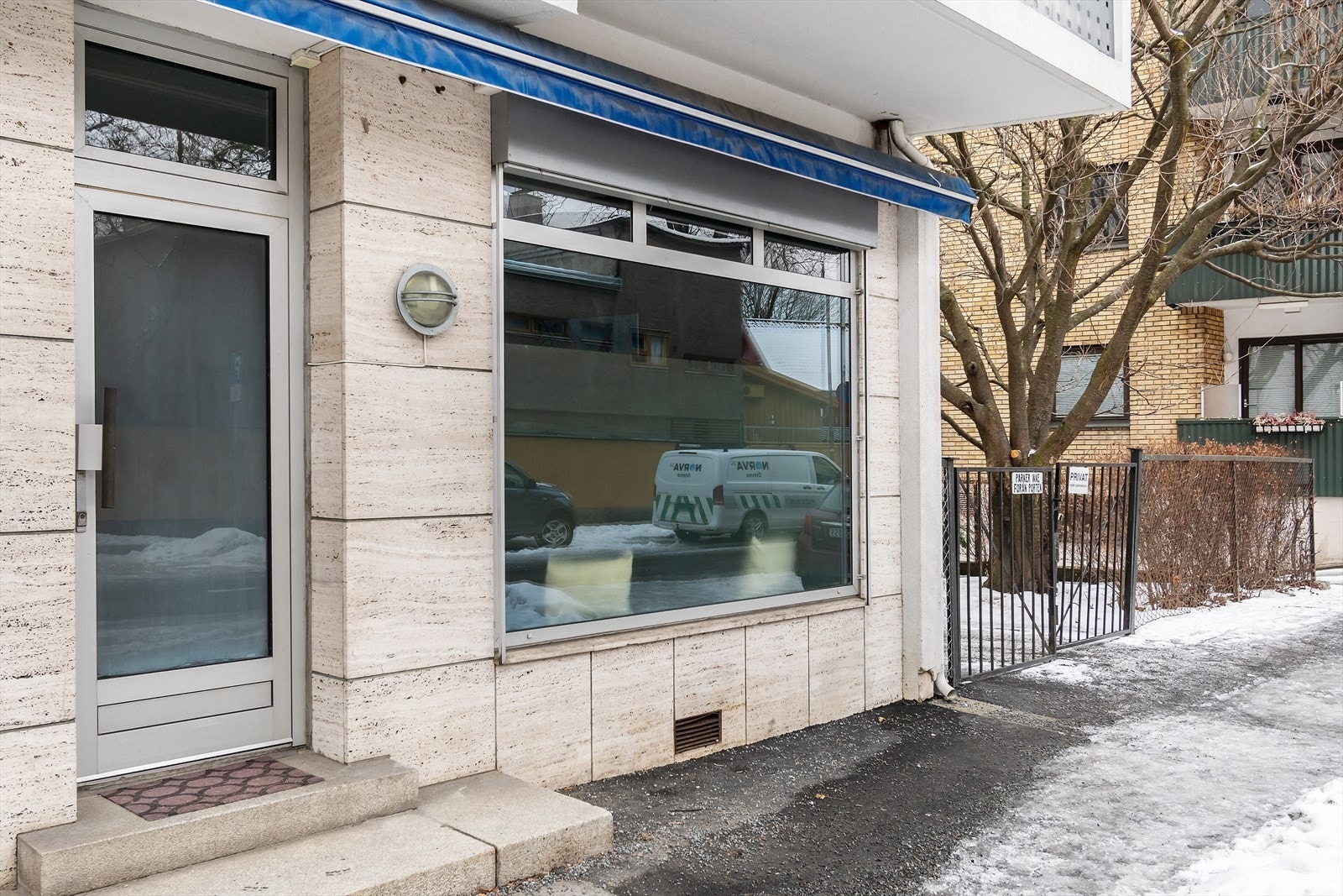 Egen inngang til leiligheten. Galleribilde
