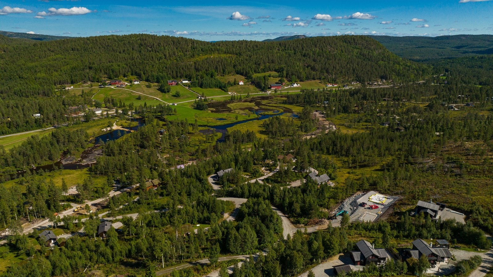 Lia hyttegrend ligger på Gautefall. Med sine heier, fjell og lyngområder er terrenget på Gautefall like fint på sommerstid hvor du kan ta både terrengsykkel, fiskestang og fjellsko i bruk rett utenfor hyttedøra. Galleribilde
