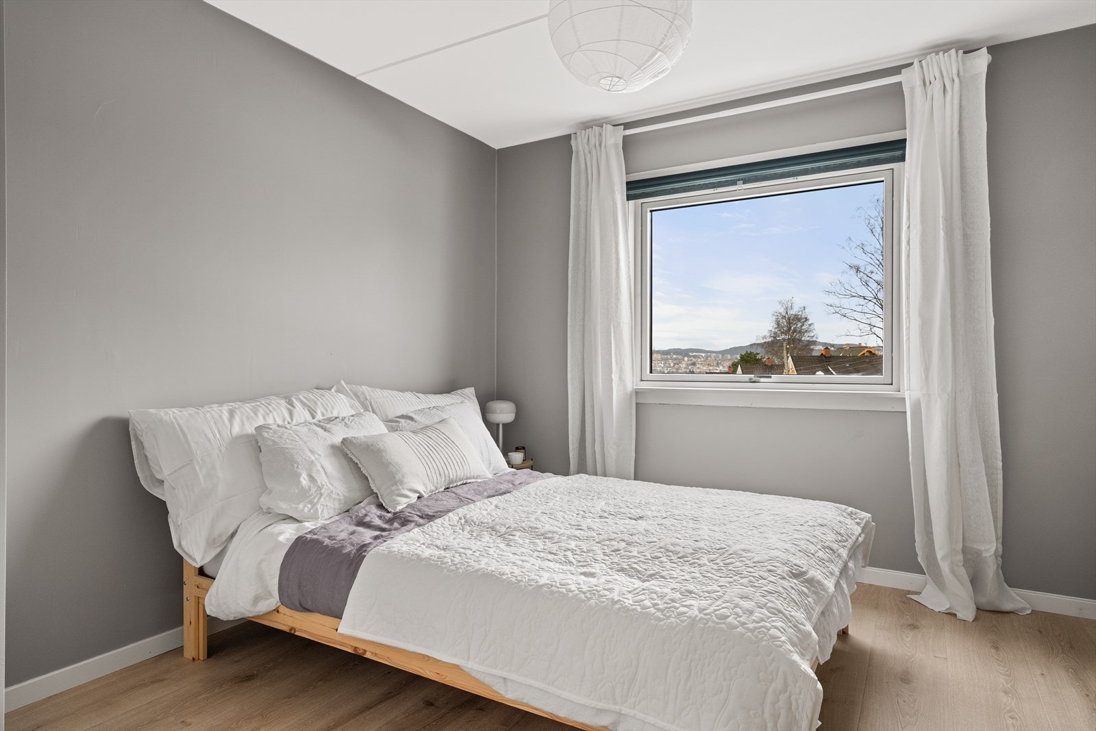 Soverom 2 er også av god størrelse med god plass til stor seng og nattbord. Galleribilde