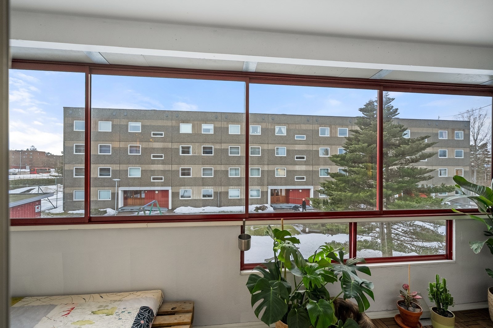 Her vil dere få gode solforhold. Balkongen er sydvestvendt. Galleribilde