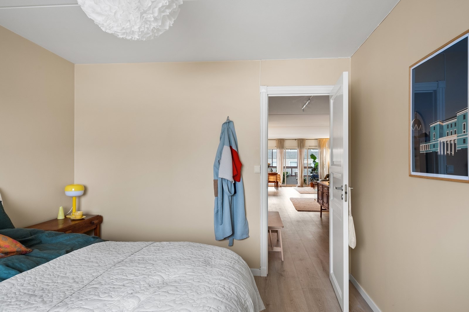 Soverom 1 har god plass til å innrede med stor seng, nattbord og garderobeløsning. Galleribilde