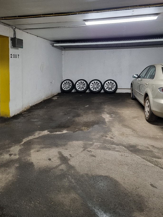 Plassen er markert 2007 og det er opplegg for å montere elbil-lader her. Galleribilde