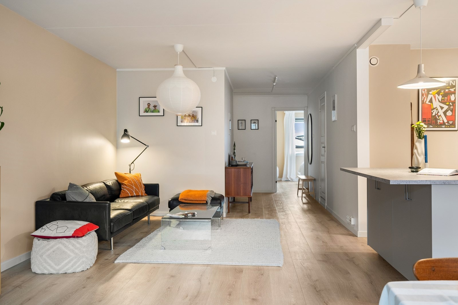 Stuen byr videre på god plass til å innrede med en deilig sofagruppe og annet ønsket møblement. Galleribilde