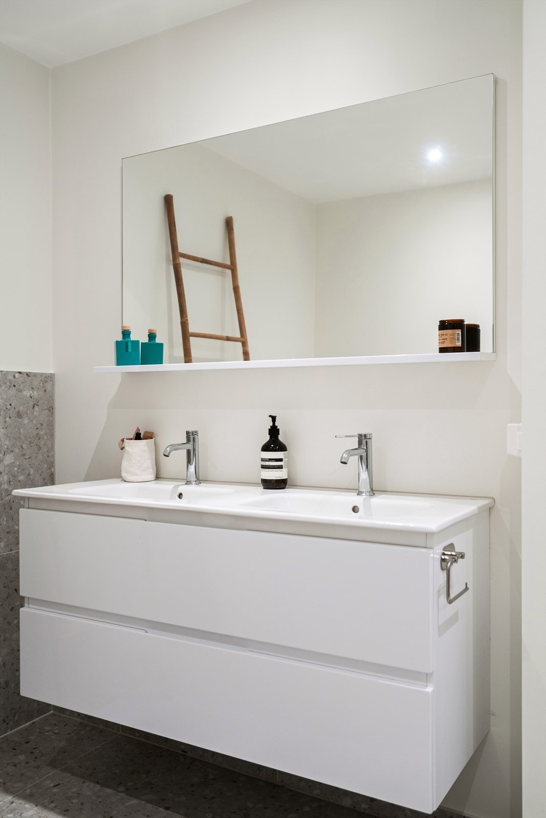 Badet er videre innredet med dobbel servantinnredning med skuffer. Vegghengt speil med fylle. Galleribilde