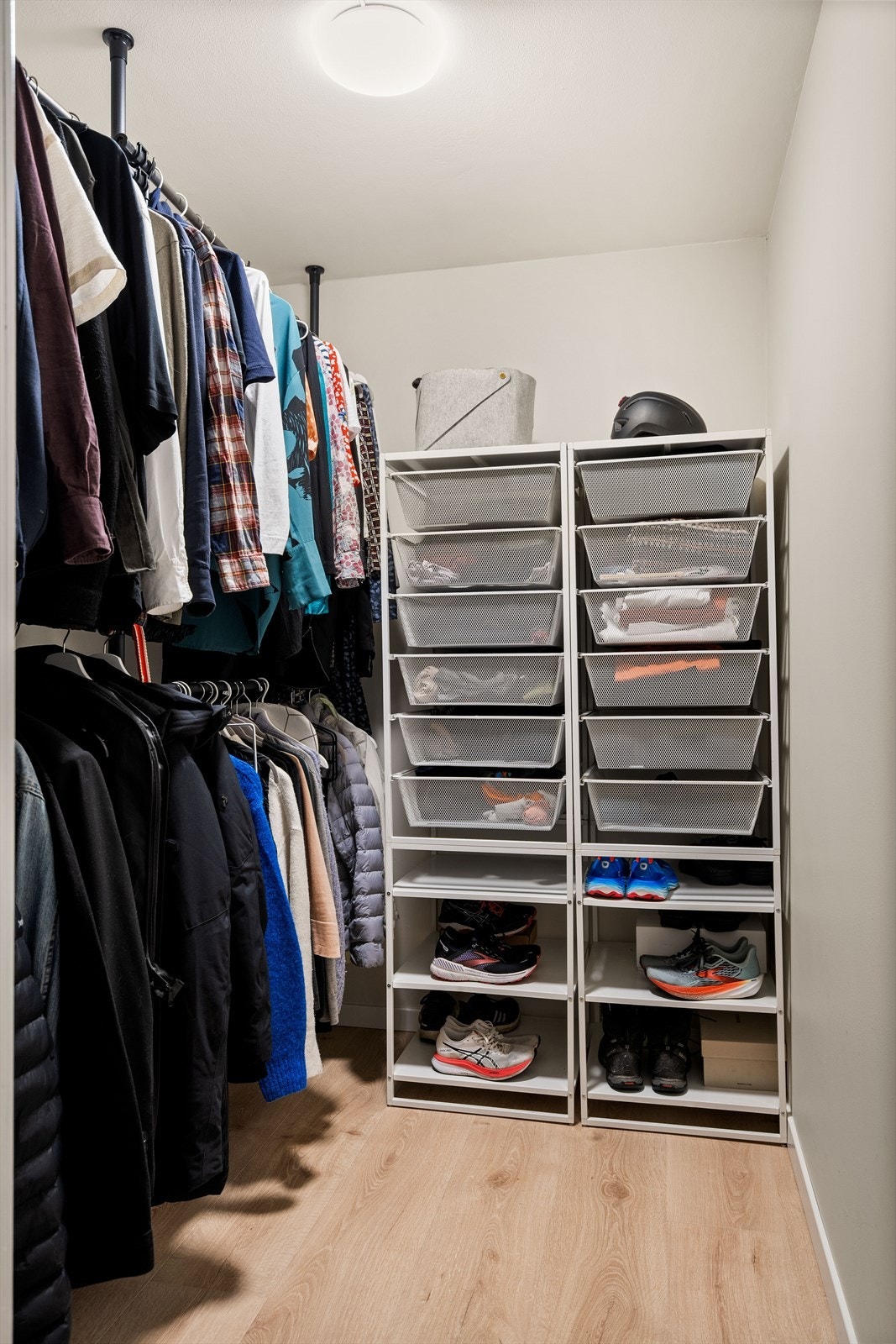 Walk-in closet - Manges drøm med god plass til klær og sko samt annen oppbevaring. Galleribilde