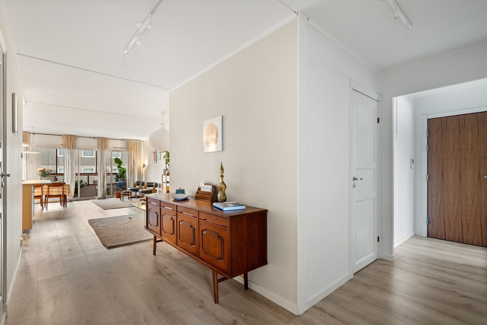 Entréen har god plass til oppbevaring av yttertøy og klær, men ønsker man å gjemme det bort, har leiligheten en praktisk innvendig bod. Galleribilde