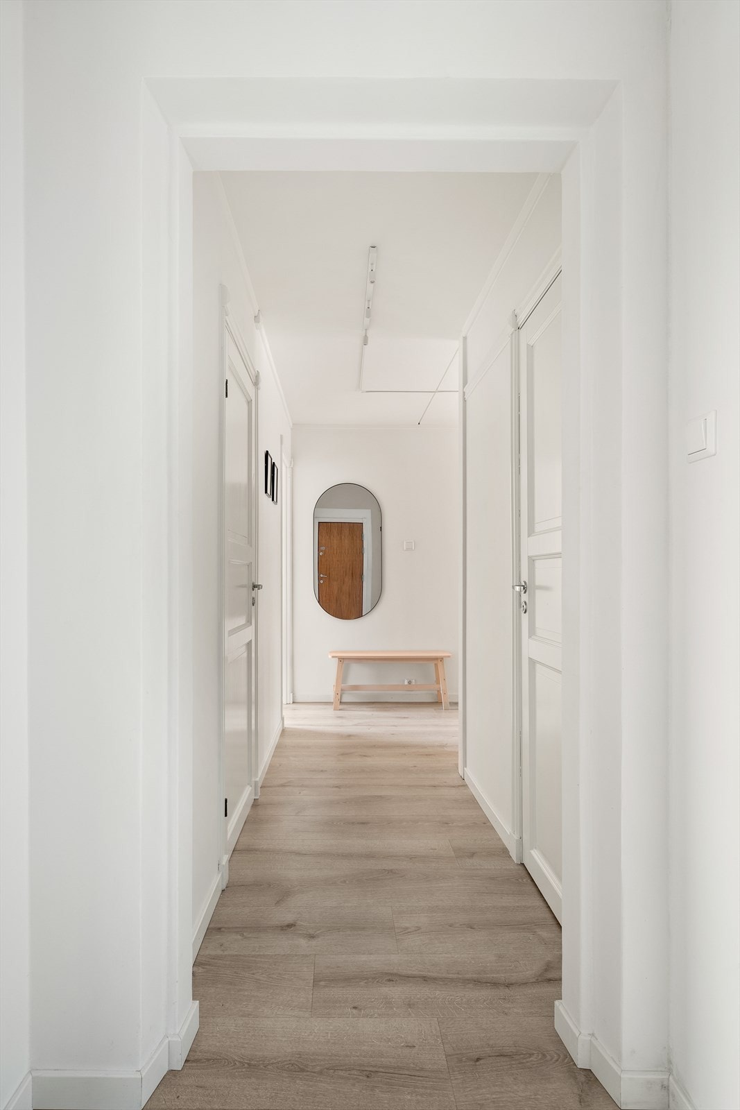 Velkommen inn! Leiligheten ble pusset opp i 2023 med bl.a. nye overflater. Gulvet er lagt med en-stavs laminat og vegger er belagt med malte plater og mur. Galleribilde