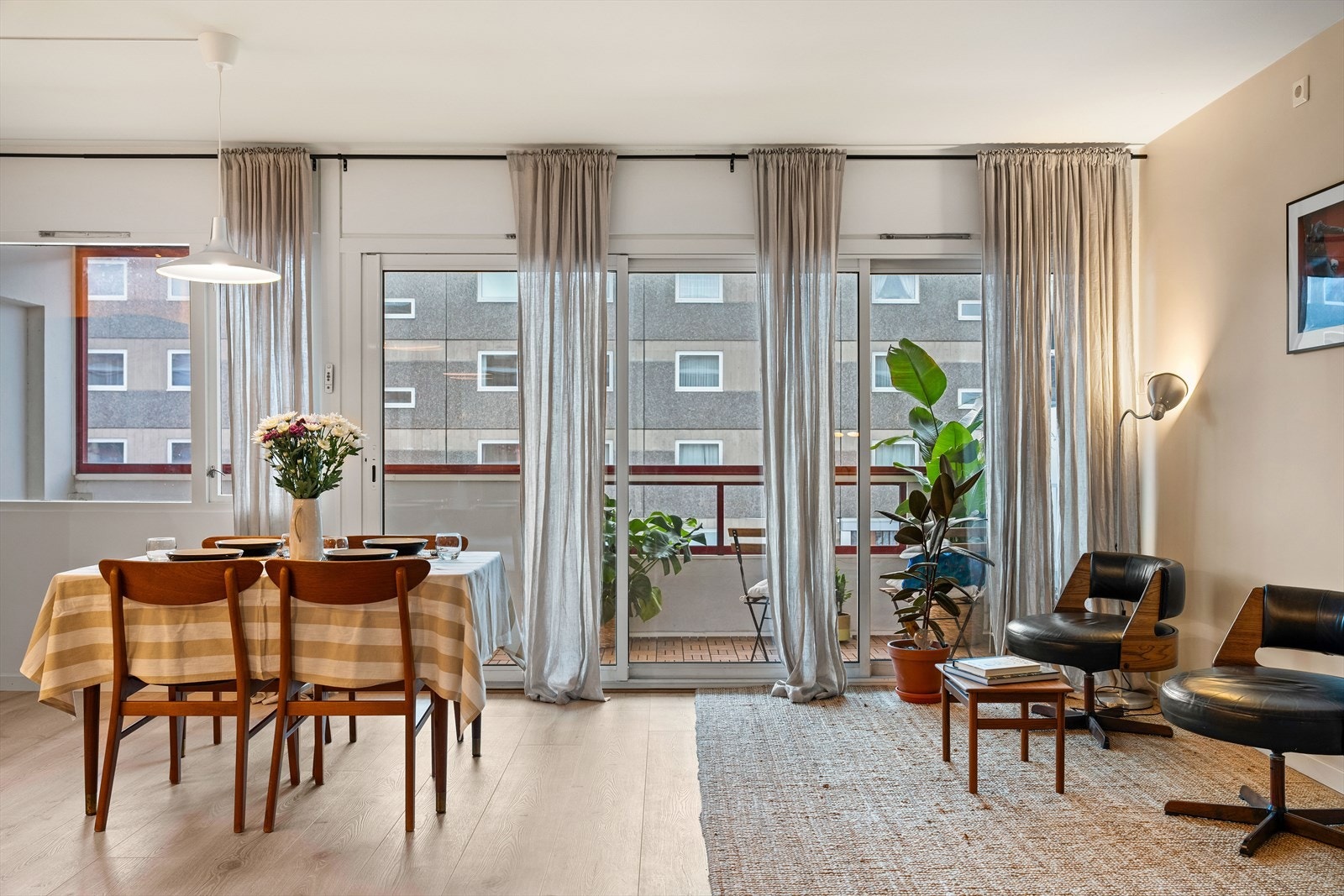 Utformingen av stuen tillater deg å innrede flere soner etter ønske og behov. Galleribilde