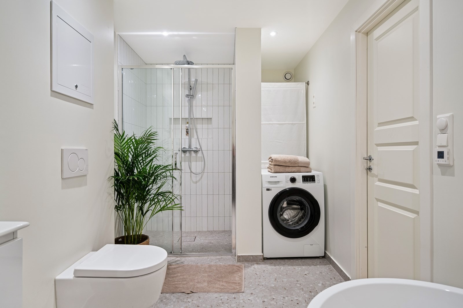 På badet er det opplegg for vaskemaskin og varmtvannsbereder på ca. 300L er også plassert her. Badet er innredet med bl.a. vegghengt toalett og frittstående badekar. Galleribilde