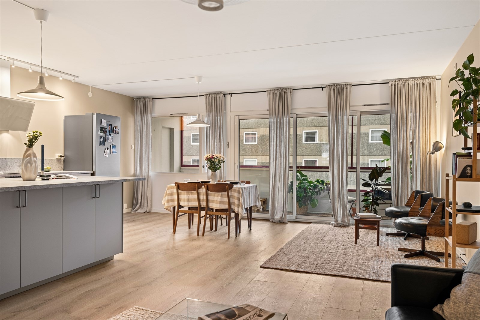 Leiligheten har en åpen stue-/kjøkkenløsning som skaper et stort og sosialt oppholdsrom. Galleribilde