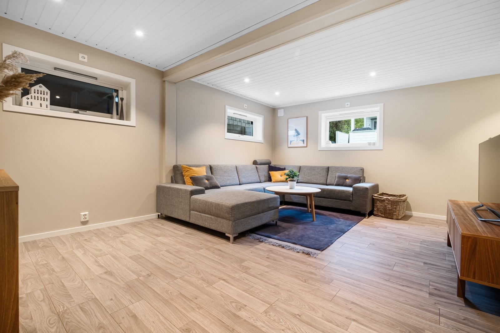 Boligen har innredet en koselig kjellerstue. Rommet er ikke godkjent for varig oppholdsrom. Galleribilde